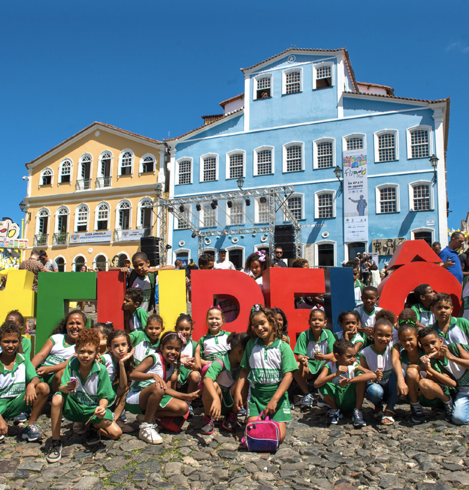 Fotografia colorida de um grupo de crianças em frente a Fundação Casa de Jorge Amado no Pelourinho