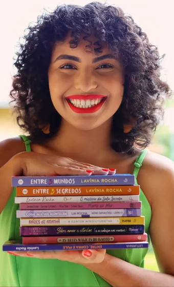 Lavínia com Livros Créditos Rafaela Perdigão (19)